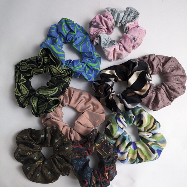 Upcycled silk scrunchie made from men's ties, slow fashion accessory, fabric rubber, messy bun hairdresser light, Parsley pattern