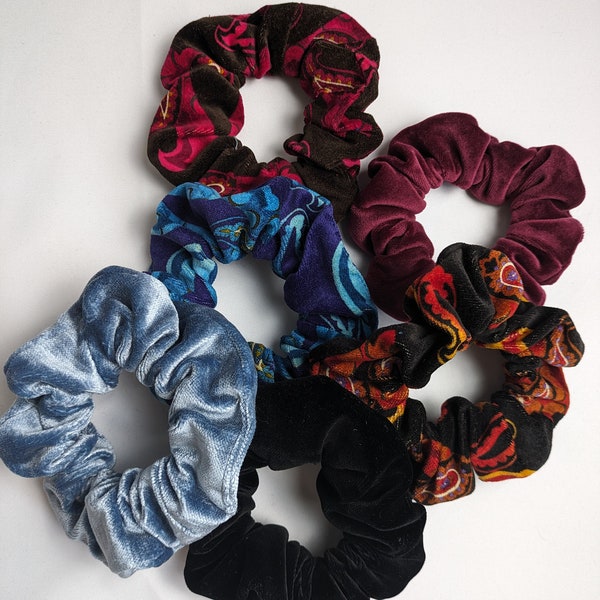 Upcycling velvet scrunchies in 80s parsley pattern, sustainably made from secondhand textiles, slow fashion piece & handmade in Germany