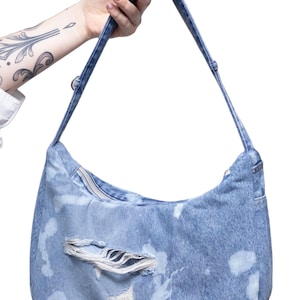 Maxi Baguettetasche, Upcycling aus secondhand erworbener Jeans, Reworked & Handmade in Germany