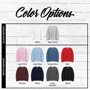 Puede incluir: Opciones de color para una sudadera con impresi&oacute;n en negro o blanco. Los colores incluyen blanco, gris deportivo, rosa claro, azul claro, azul &iacute;ndigo, rojo, granate, azul marino, gris oscuro jaspeado y negro.