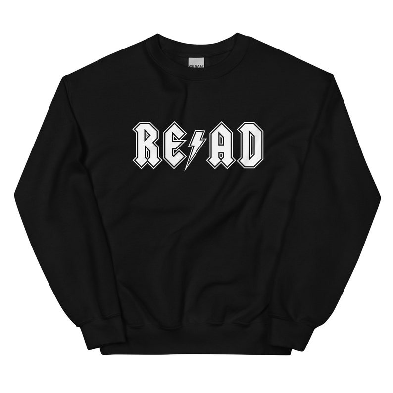 Puede incluir: Sudadera negra con un gr&aacute;fico blanco de la palabra "READ" en una fuente de estilo rock and roll con un rayo en el medio.