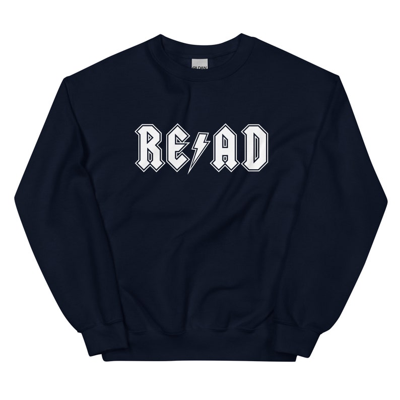 Puede incluir: Una sudadera azul marino con la palabra "READ" en blanco, estilizada para parecer un logotipo de banda de rock con un rayo.