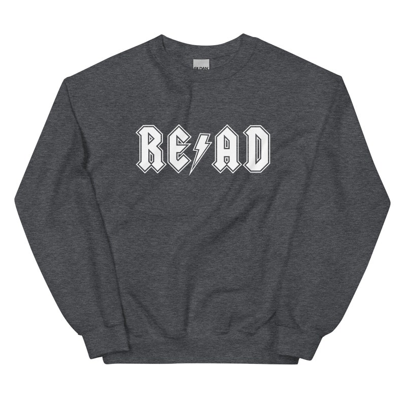 Puede incluir: Una sudadera gris oscuro con la palabra "READ" en blanco, estilizada para parecer un logotipo de banda de rock con un rayo.