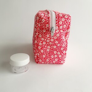 Neceser rojo con flores blancas para organizar cosméticos y maquillaje / Neceser pequeño de viaje / Estuche de tela imagen 8