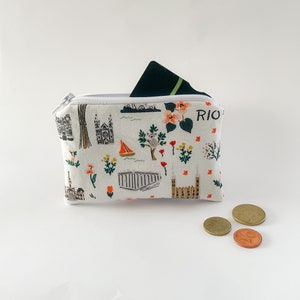 Carteira de tecido branco com estampa de viajante e zíper / Carteira e bolsa feitas à mão