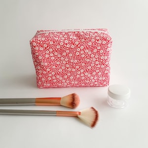 Beauty case rosso con fiori bianchi per organizzare cosmetici e trucco / Piccolo beauty case da viaggio / Custodia in tessuto