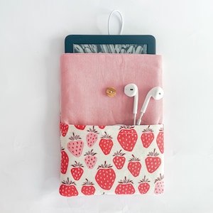 Funda para libro electrónico (Kindle) de color rosa y estampado de fresas