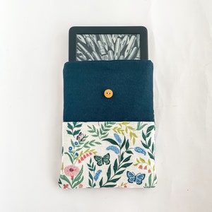 Étui Kindle bleu marine avec fleurs et papillons