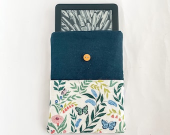 Étui Kindle bleu marine avec fleurs et papillons