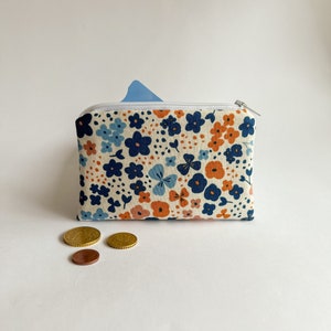 Cartera, billetero y monedero artesanal de tela con un alegre estampado floral