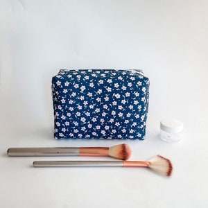 Beauty case blu con fiori per organizzare cosmetici e trucchi / Piccolo beauty case da viaggio / Custodia in tessuto