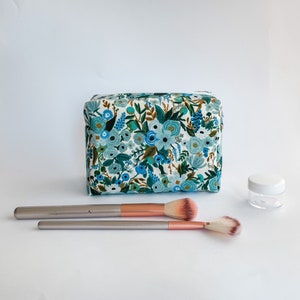 Borsa da toilette con fiori blu e dorati per organizzare cosmetici e trucchi / Borsa da toilette da viaggio piccola / Custodia in tessuto