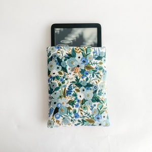 étui Kindle avec des fleurs bleues