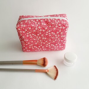 Neceser rojo con flores blancas para organizar cosméticos y maquillaje / Neceser pequeño de viaje / Estuche de tela imagen 2