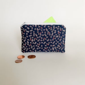 Marineblaues Stoffportemonnaie mit Blumen / Handgefertigte Geldbörse und Geldbörse