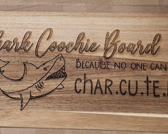 Tabla de charcutería Shark Coochie, tabla de charcutería, tabla de cortar de madera, tabla de cortar grabada, tabla de charcutería divertida, inauguración de la casa