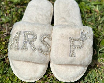 Bridal Pearl Slippers Personalized Gift for Bride Bride to Be Slippers Fluffy Slippers Mrs Wifey Fur Slippers White Slippers Bridesmaids