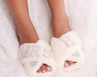 Personalized slippers for bridal party, custom bachelorette slippers, BRIDE FLUFFY SLIPPERS