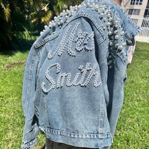 Chaqueta vaquera de novia con perlas, chaqueta vaquera de señora Pearl, chaqueta vaquera de novia, regalo de boda, chaquetas de esposa, chaqueta personalizada con letra de novia-perla