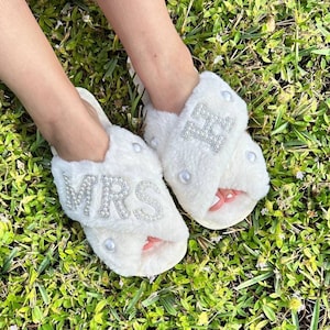 Custom Bride slippers, Custom Bridesmaids slippers, bridal shower gifts, wedding shower gifts, Future Bride pearls fluffy cross slippers