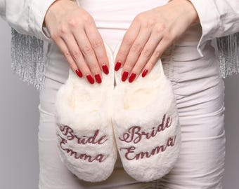 Personalisierte Brautschuhe - Flauschig mit glitzernder Roségold-Personalisierung für Bachelorette & Brautparty Geschenke