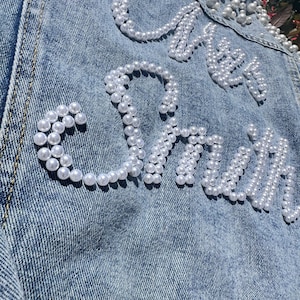 Op maat gemaakt denim jack met parels voor bruid, gepersonaliseerde mevrouw jeansjack, bruidsjack met parels, huwelijkscadeau voor bruid