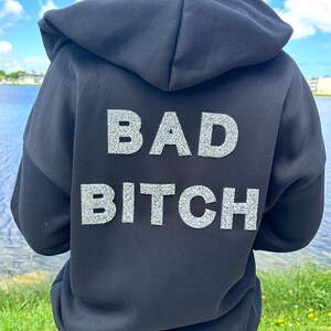 Bad Bitch Schwarzer Kapuzenpullover - Personalisiertes Name Design, Luxuriös Weich & Kuschelig