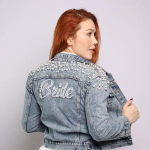 Chaqueta de novia personalizada adornada con perlas para mujer