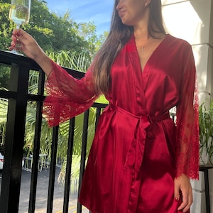 Bata de cumpleaños de satén rojo con mangas de encaje