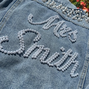 Gepersonaliseerde spijkerjasje bruid met parels, gepersonaliseerde mevrouw jeanjas, trouwdag, bruidscadeau