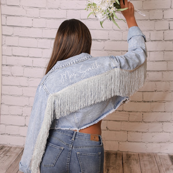 Veste courte en denim à franges, veste en jean pour la mariée, veste en jean personnalisée à franges Mme, veste personnalisée, veste de mariage, cadeau de fiançailles