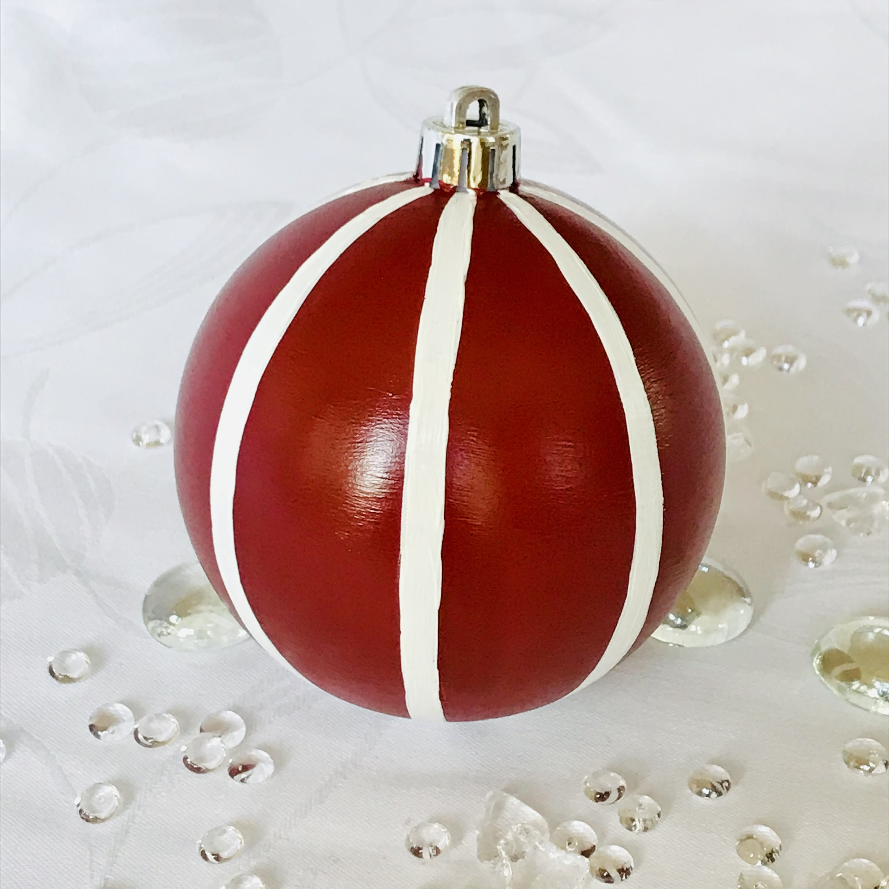 Christbaumkugel Streifen senkrecht rot, weinrot 7 cm ø Weihnachtskugeln Weihnachtsshop Baumschmuck gestreift Deko Stripes modern Anhänger