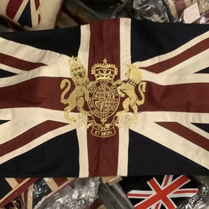Union Jack/ Royal Crest/ Uk Tapestry flag / throw by Woven Magic ( 101x50cm Vintage white )