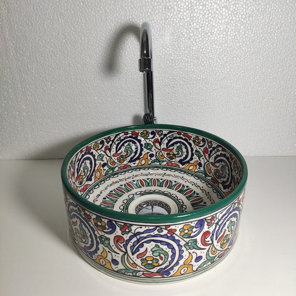 Découvrez la dernière tendance en matière d'élégance de salle de bain avec notre lavabo rond marocain polychrome vert Trending.