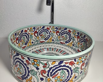 Découvrez la dernière couleur turquoise tendance dans l'élégance de votre salle de bain avec notre lavabo rond marocain polychrome tendance