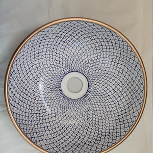 Pia de cerâmica para banheiro 14K ouro, lavatório de cerâmica para banheiro pintado à mão, bacia de bancada de luxo feita à mão personalizada, azul e branco