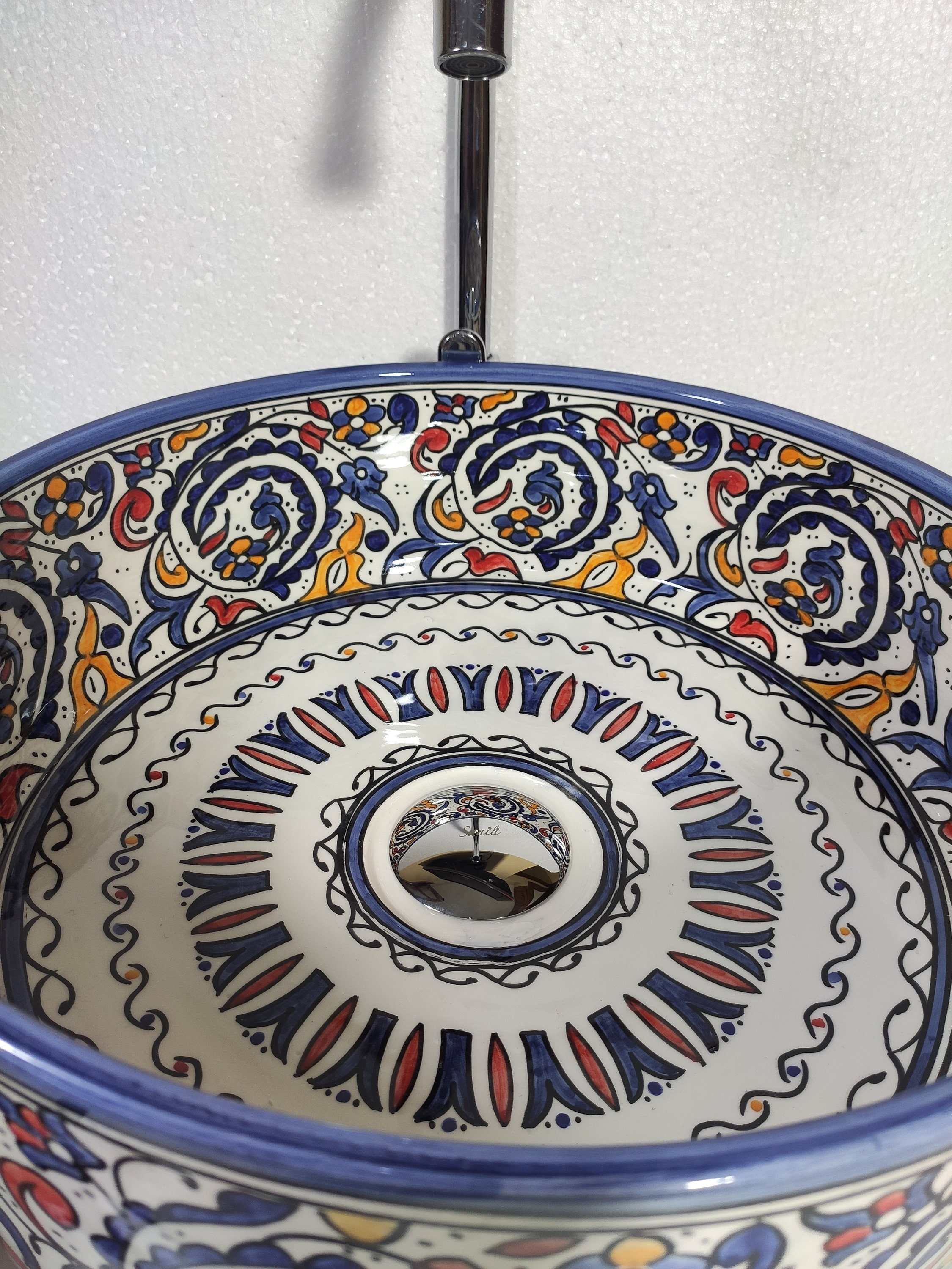 手作りのモロッコ陶器製シンク：ブルーポリクロームラウンド洗面台