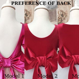 Puede incluir: Tres estilos diferentes de detalles en la espalda para un vestido. El modelo 1 tiene un gran lazo fucsia con una espalda en forma de V profunda. El modelo 2 tiene un gran lazo burdeos con una espalda redonda. El modelo 3 tiene un gran lazo burdeos con una espalda redonda y una falda de tul.