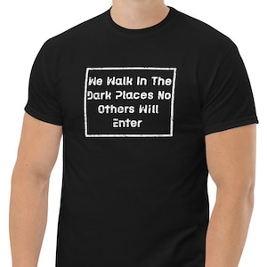 Wir gehen an den dunklen Orten. Babylon 5 Zitat, Sci Fi Babylon 5 Zitat, Babylon 5 Shirt, Science Fiction T-Shirt Geschenk klassisches T-Shirt