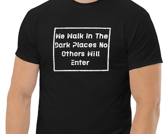 Caminamos por los lugares oscuros. Frase de Babylon 5, cita de ciencia ficción de Babylon 5, camiseta de Babylon 5, camiseta de ciencia ficción, regalo clásico.