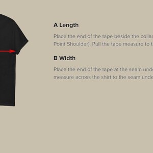 Op de afbeelding: Een zwart t-shirt met een maattabeldiagram. De afbeelding toont een verticale pijl gelabeld A voor de lengte van de kraag tot de zoom en een horizontale pijl gelabeld B voor de breedte over de borst, met tekst die uitlegt hoe het kledingstuk te meten.