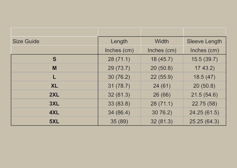 Op de afbeelding: Een beige maattabel voor kleding met lengtes, breedtes en mouwlengtes in inches en centimeters voor de maten S tot 5XL. De tabel bevat kolommen voor lengte, breedte en mouwlengte met specifieke numerieke waarden voor elk kledingstuk.