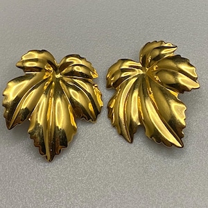 Grandi orecchini vintage a clip con foglia dorata lucida firmati Crown Trifari