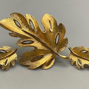 Beautiful Vintage Signed BSK Gold Tone Open Leaf Brooch And Clip On Earrings Set