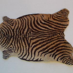 1/6schaukel Puppenhaus Kuh Haarband auf Leder Miniatur Teppich Teppich Zebra 20CMX27 A21