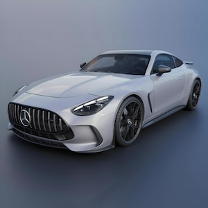 Op de afbeelding: Een zilveren sportwagen met zwarte wielen en een zwarte grille. De auto heeft een strak, aerodynamisch ontwerp. De koplampen zijn helder en modern. De auto lijkt in beweging te zijn.