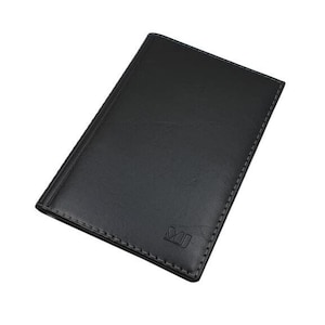Könnte beinhalten: Ein schwarzer Leder-Reisepass-Etui mit einem genähten Rand und dem Buchstaben "M" auf der Vorderseite geprägt.