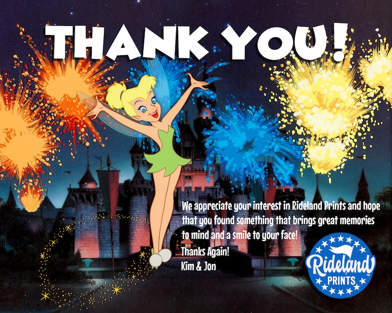 Puede incluir: Una tarjeta de agradecimiento con Campanilla de Peter Pan de Disney, con un espect&aacute;culo de fuegos artificiales nocturnos sobre un castillo en el fondo. La tarjeta incluye el texto "THANK YOU!" y "Rideland Prints".