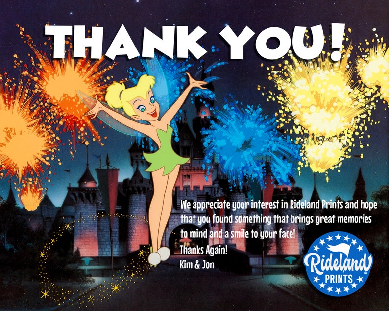 Puede incluir: Una tarjeta de agradecimiento con Campanilla de Peter Pan de Disney, con un espect&aacute;culo de fuegos artificiales nocturnos sobre un castillo en el fondo. La tarjeta dice "&iexcl;Gracias!" y "Rideland Prints" con un dise&ntilde;o de estrellas.