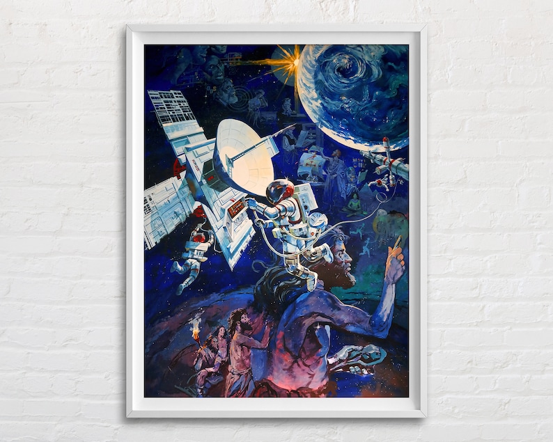 Puede incluir: Una ilustraci&oacute;n vintage de ciencia ficci&oacute;n colorida que representa una estaci&oacute;n espacial con una gran antena parab&oacute;lica, astronautas y una escena futurista con un hombre sosteniendo un palo. La ilustraci&oacute;n est&aacute; sobre un fondo estrellado azul y negro.